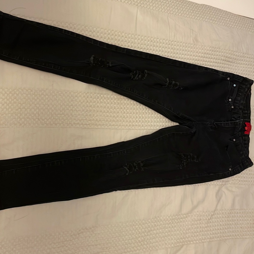 black distressed skinny jeans
